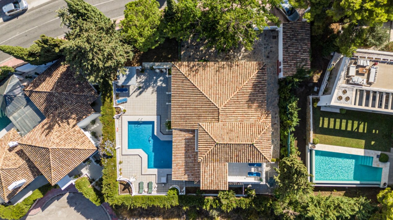 Esta elegante villa de 4 dormitorios escondida en Nueva Andalucía es absolutamente cautivadora.