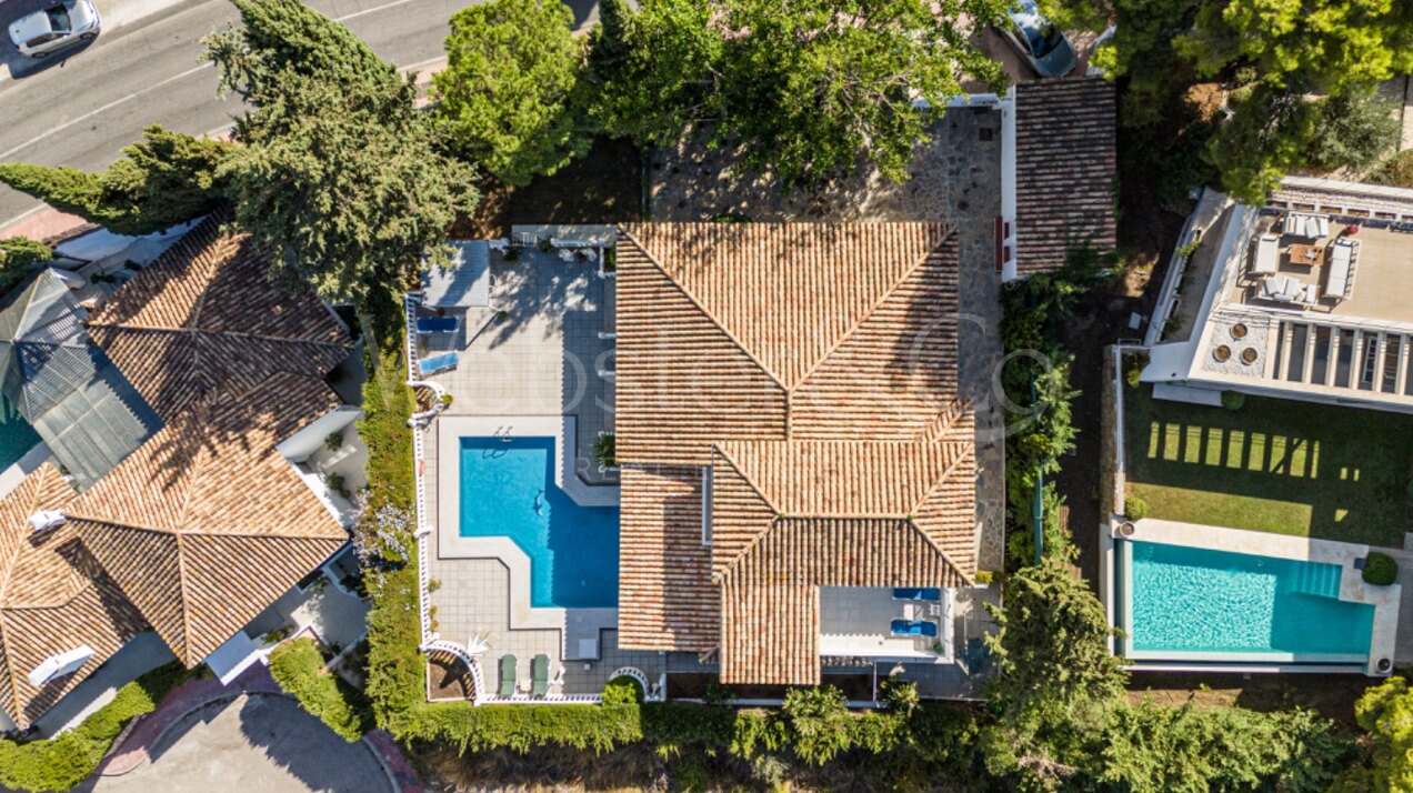 Esta elegante villa de 4 dormitorios escondida en Nueva Andalucía es absolutamente cautivadora.