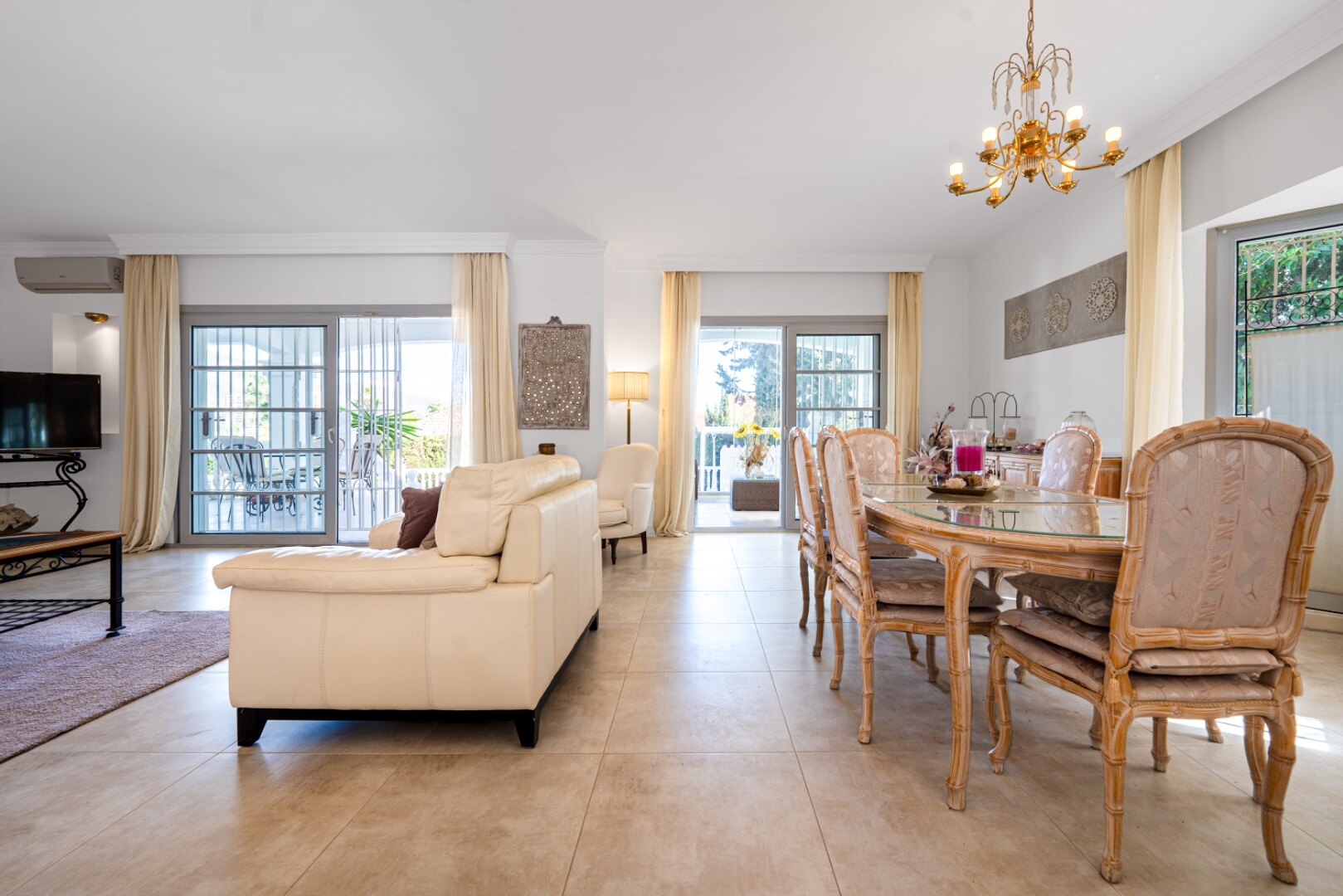 This understatedly elegant 4 bedroom villa tucked away in Nueva Andalucia is utterly captivating