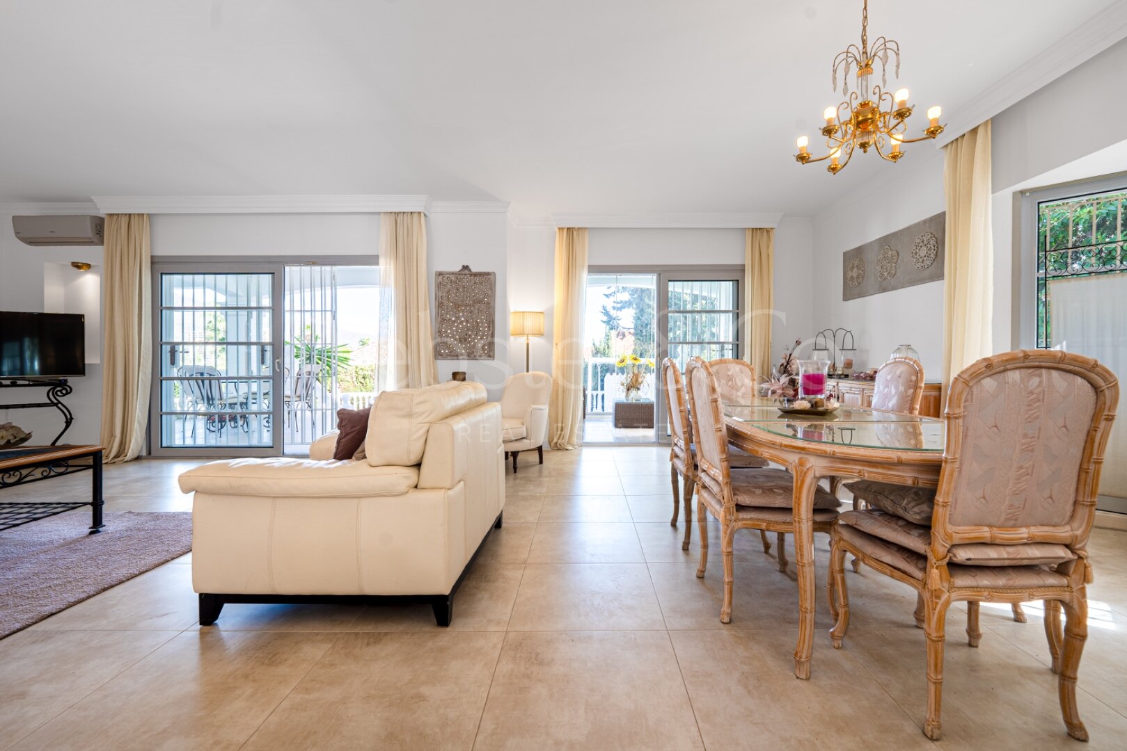 This understatedly elegant 4 bedroom villa tucked away in Nueva Andalucia is utterly captivating