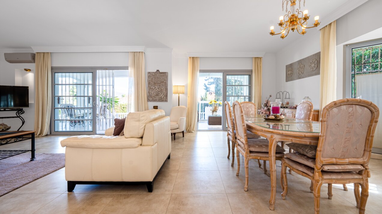 Esta elegante villa de 4 dormitorios escondida en Nueva Andalucía es absolutamente cautivadora.