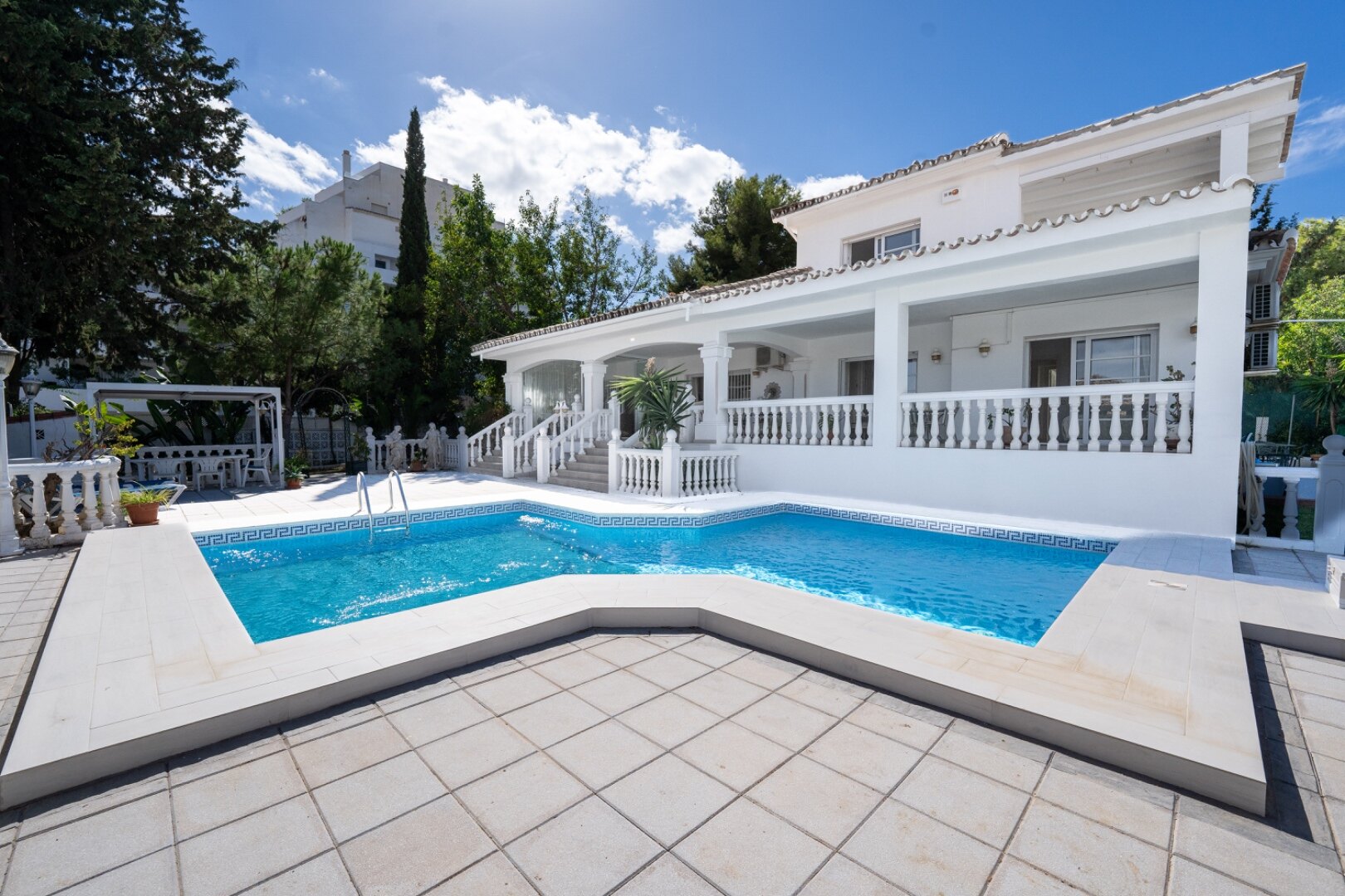 This understatedly elegant 4 bedroom villa tucked away in Nueva Andalucia is utterly captivating