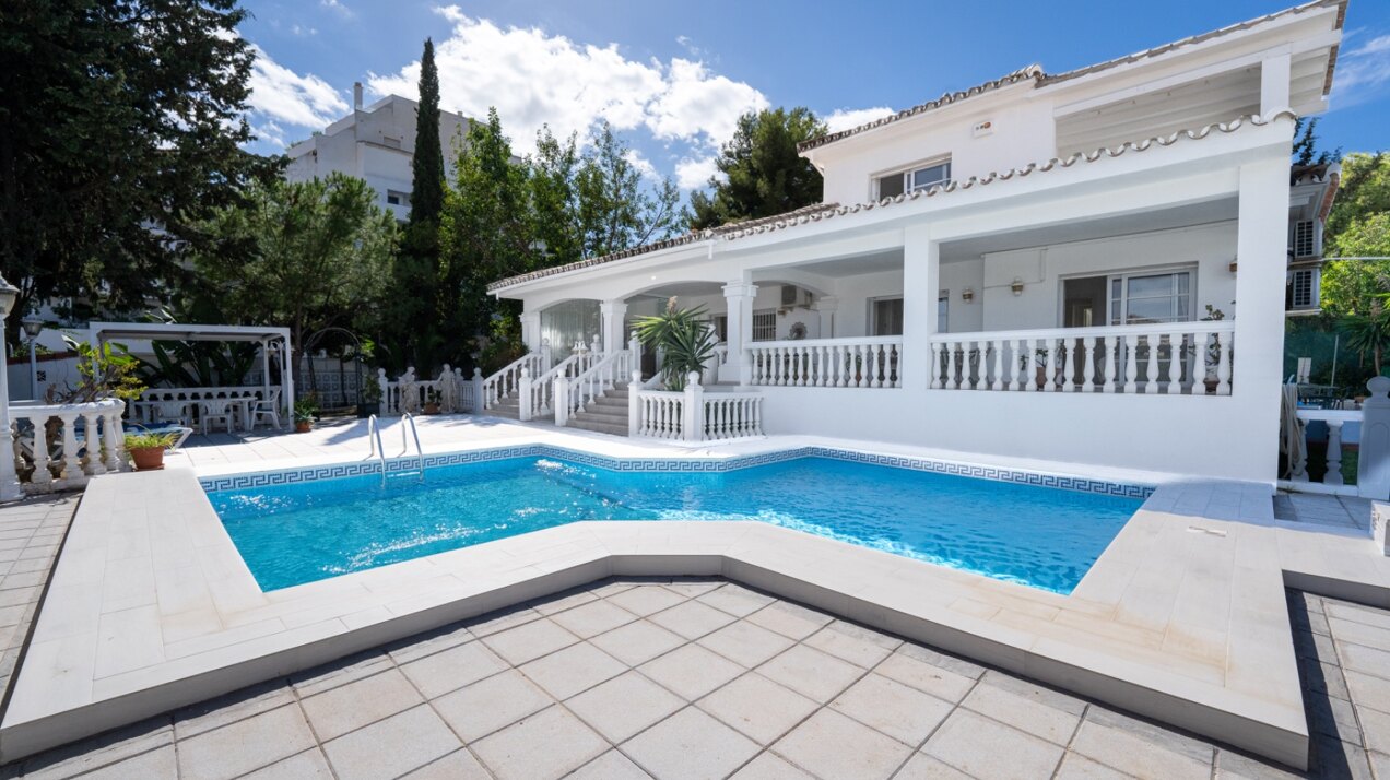 Esta elegante villa de 4 dormitorios escondida en Nueva Andalucía es absolutamente cautivadora.