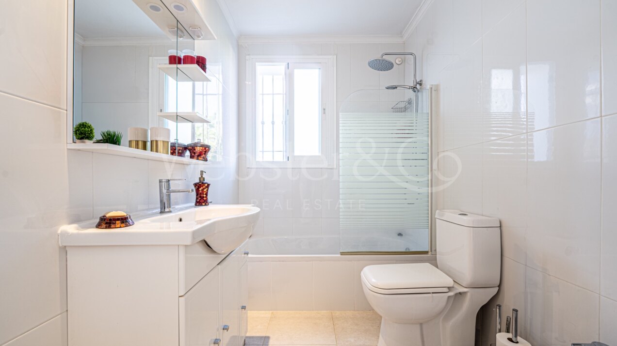 Esta elegante villa de 4 dormitorios escondida en Nueva Andalucía es absolutamente cautivadora.