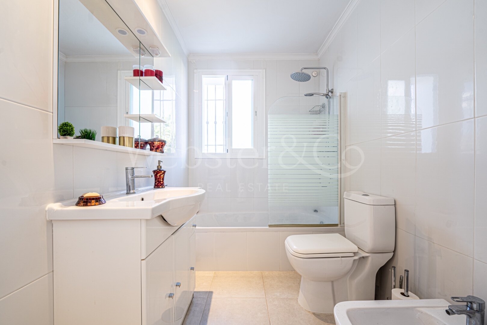 This understatedly elegant 4 bedroom villa tucked away in Nueva Andalucia is utterly captivating