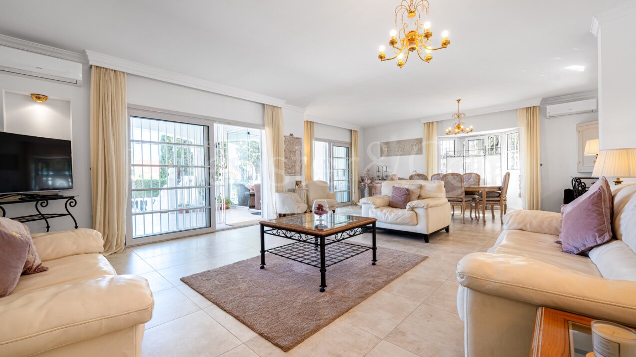 Esta elegante villa de 4 dormitorios escondida en Nueva Andalucía es absolutamente cautivadora.