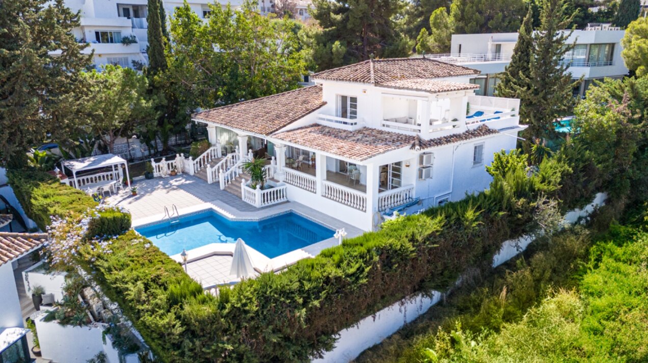 Esta elegante villa de 4 dormitorios escondida en Nueva Andalucía es absolutamente cautivadora.