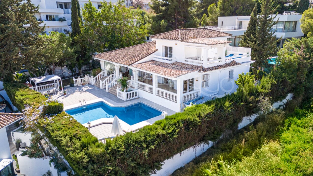 Esta elegante villa de 4 dormitorios escondida en Nueva Andalucía es absolutamente cautivadora.