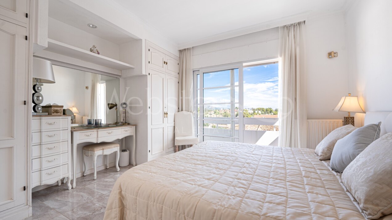 Esta elegante villa de 4 dormitorios escondida en Nueva Andalucía es absolutamente cautivadora.