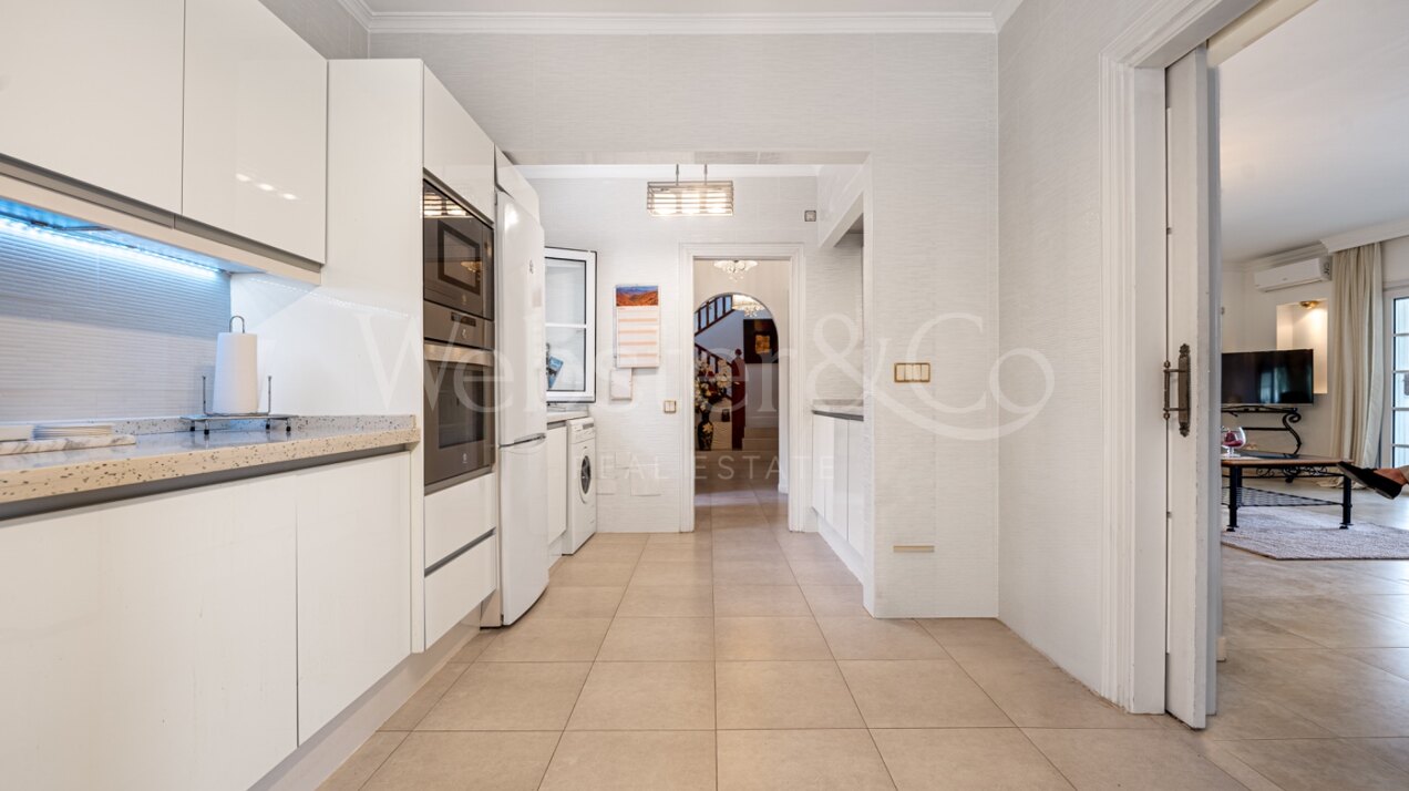 Esta elegante villa de 4 dormitorios escondida en Nueva Andalucía es absolutamente cautivadora.