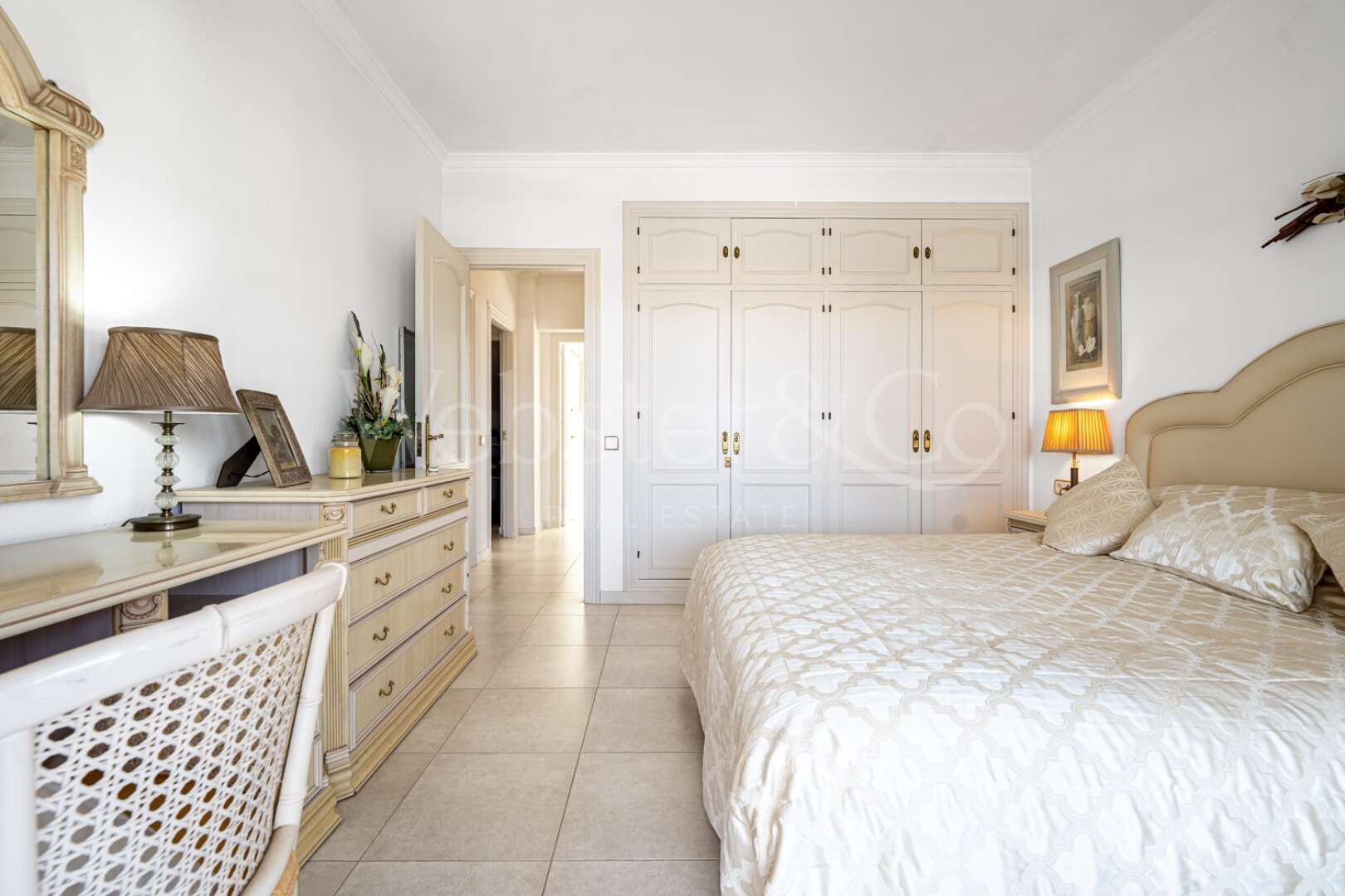 This understatedly elegant 4 bedroom villa tucked away in Nueva Andalucia is utterly captivating