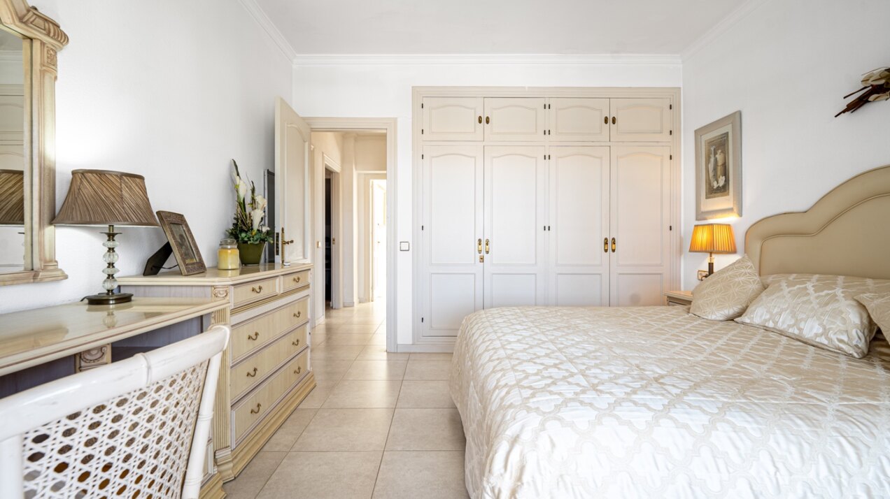 Esta elegante villa de 4 dormitorios escondida en Nueva Andalucía es absolutamente cautivadora.