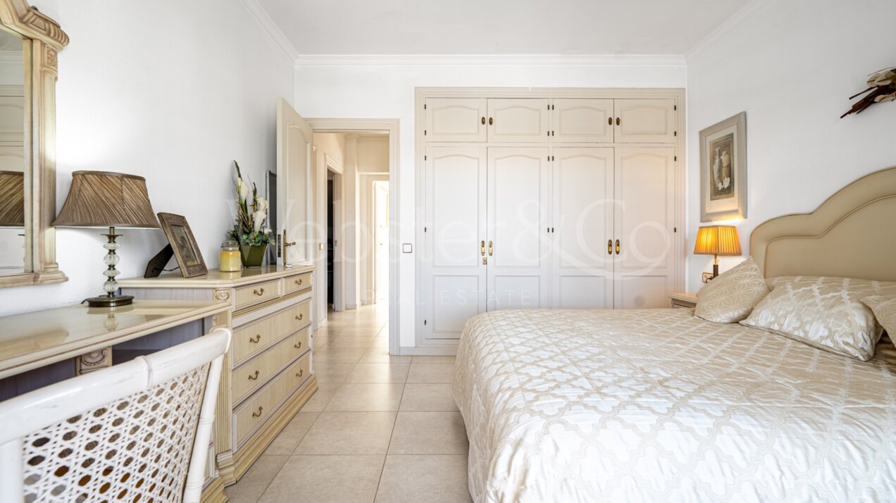 Esta elegante villa de 4 dormitorios escondida en Nueva Andalucía es absolutamente cautivadora.