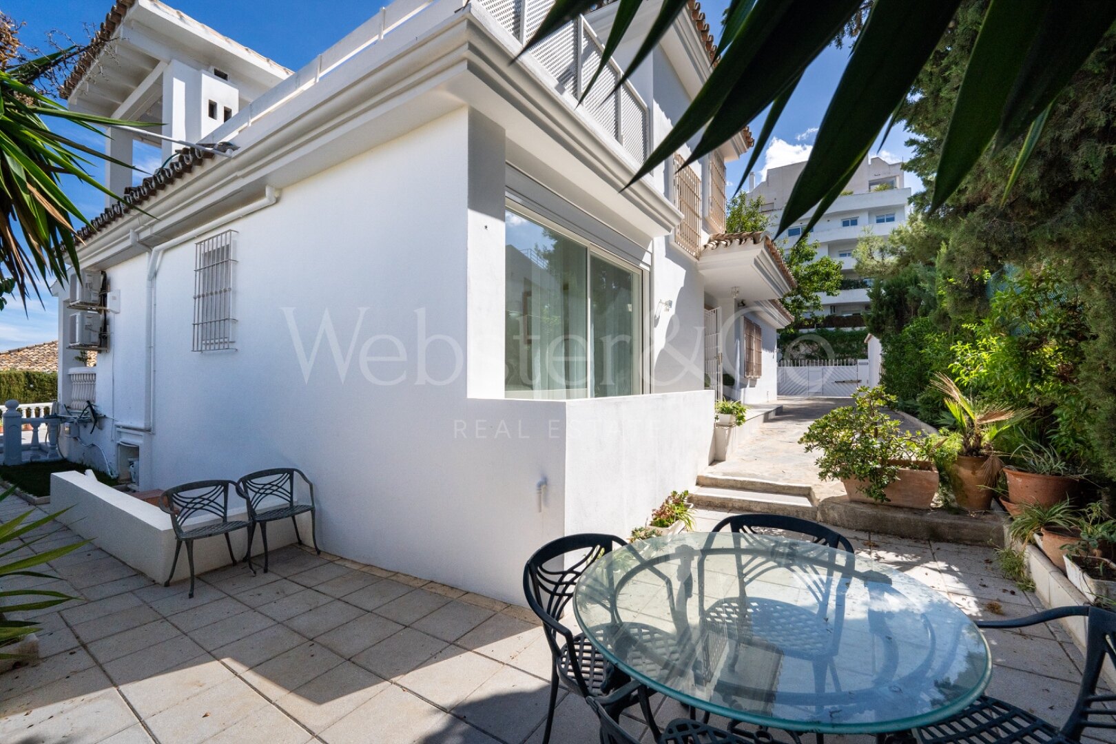 This understatedly elegant 4 bedroom villa tucked away in Nueva Andalucia is utterly captivating