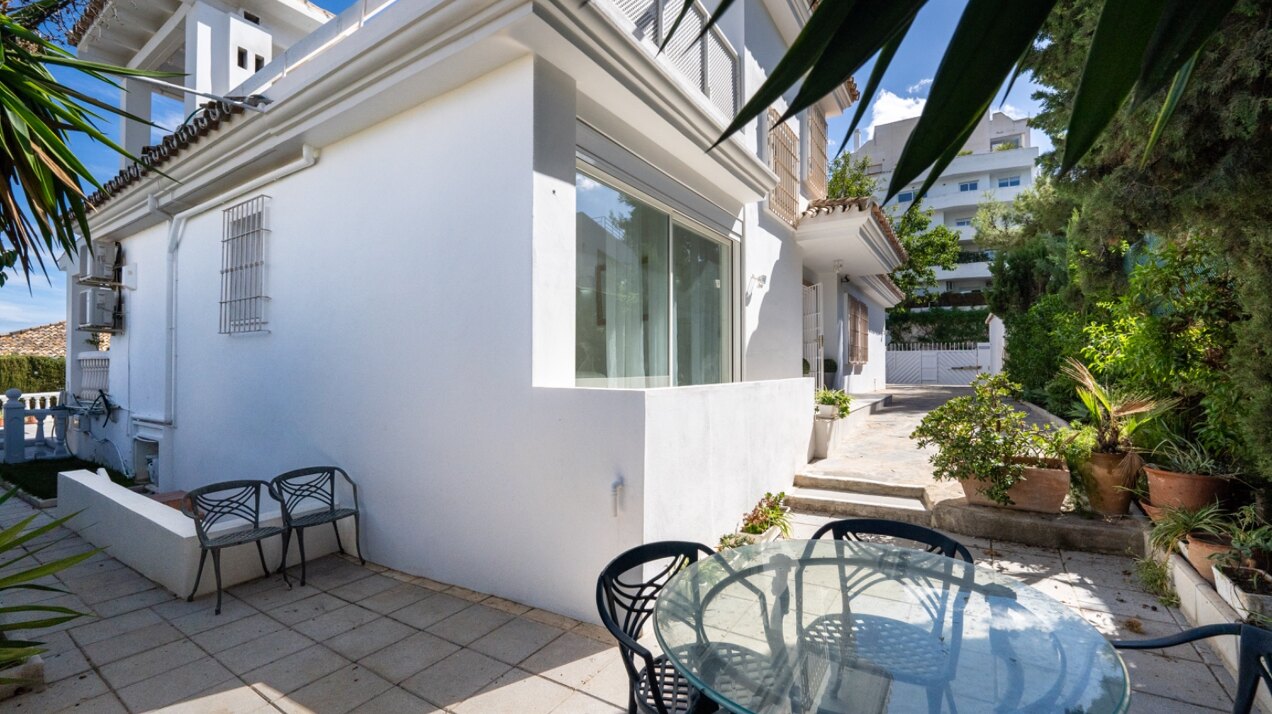 Esta elegante villa de 4 dormitorios escondida en Nueva Andalucía es absolutamente cautivadora.