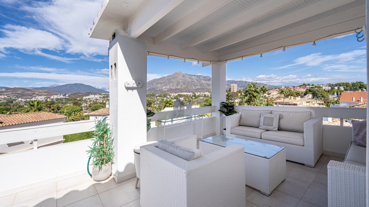 Esta elegante villa de 4 dormitorios escondida en Nueva Andalucía es absolutamente cautivadora.