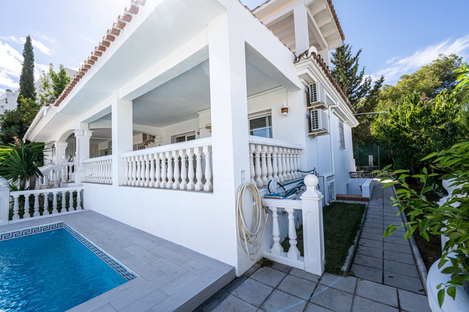 This understatedly elegant 4 bedroom villa tucked away in Nueva Andalucia is utterly captivating