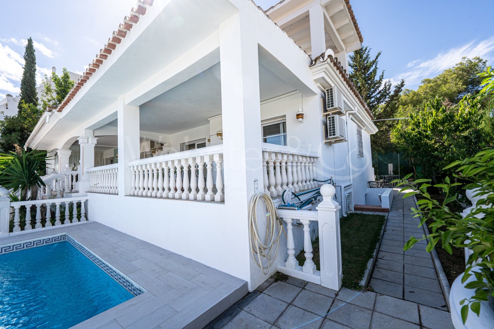 This understatedly elegant 4 bedroom villa tucked away in Nueva Andalucia is utterly captivating