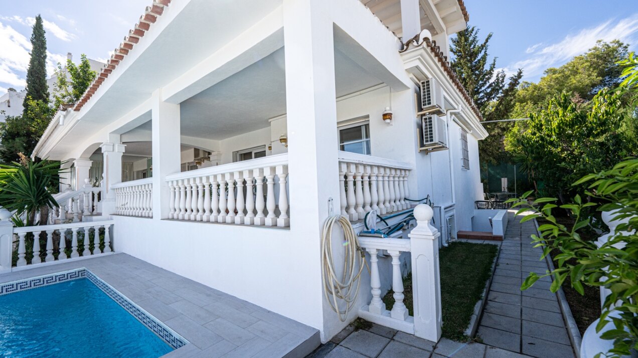 Esta elegante villa de 4 dormitorios escondida en Nueva Andalucía es absolutamente cautivadora.