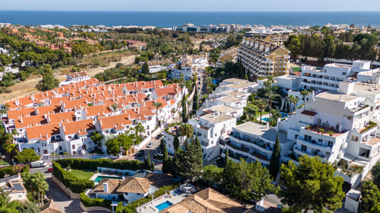Esta elegante villa de 4 dormitorios escondida en Nueva Andalucía es absolutamente cautivadora.