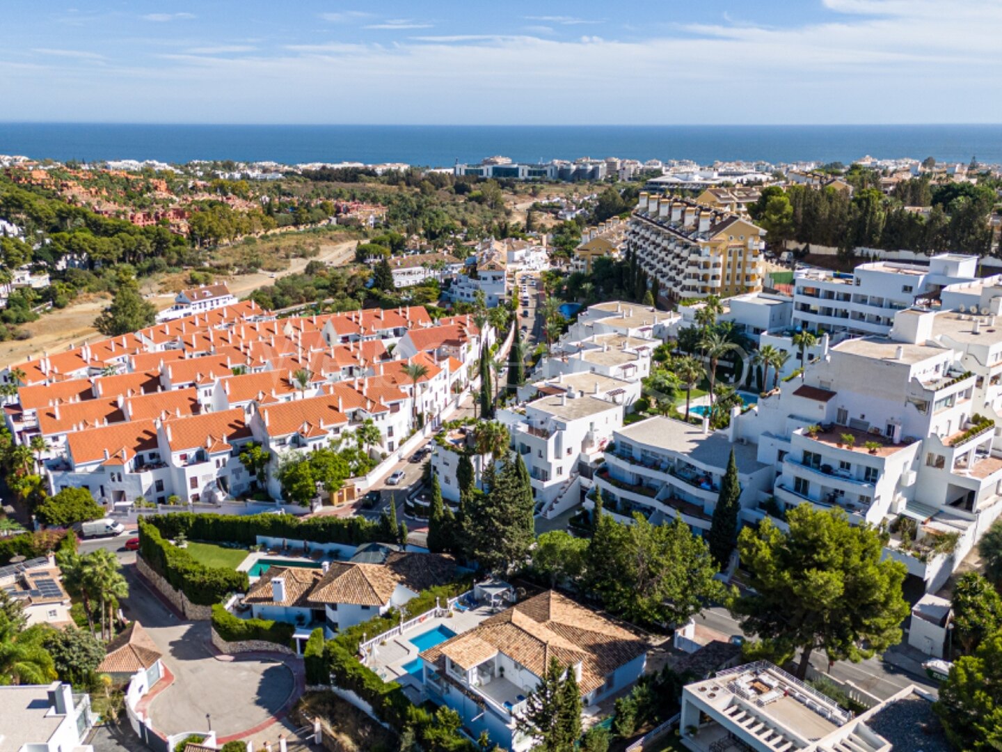 This understatedly elegant 4 bedroom villa tucked away in Nueva Andalucia is utterly captivating