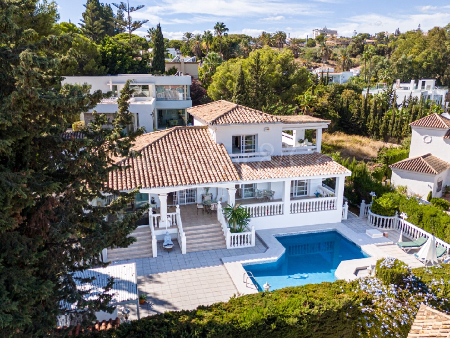 This understatedly elegant 4 bedroom villa tucked away in Nueva Andalucia is utterly captivating