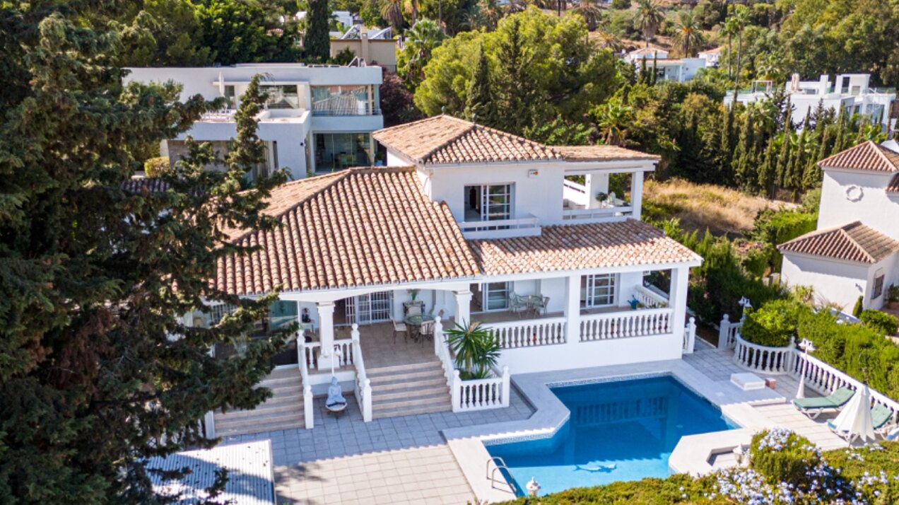 Esta elegante villa de 4 dormitorios escondida en Nueva Andalucía es absolutamente cautivadora.