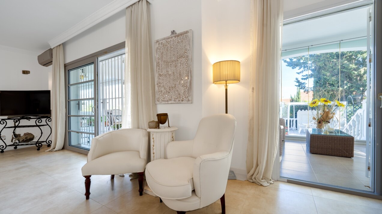 Esta elegante villa de 4 dormitorios escondida en Nueva Andalucía es absolutamente cautivadora.