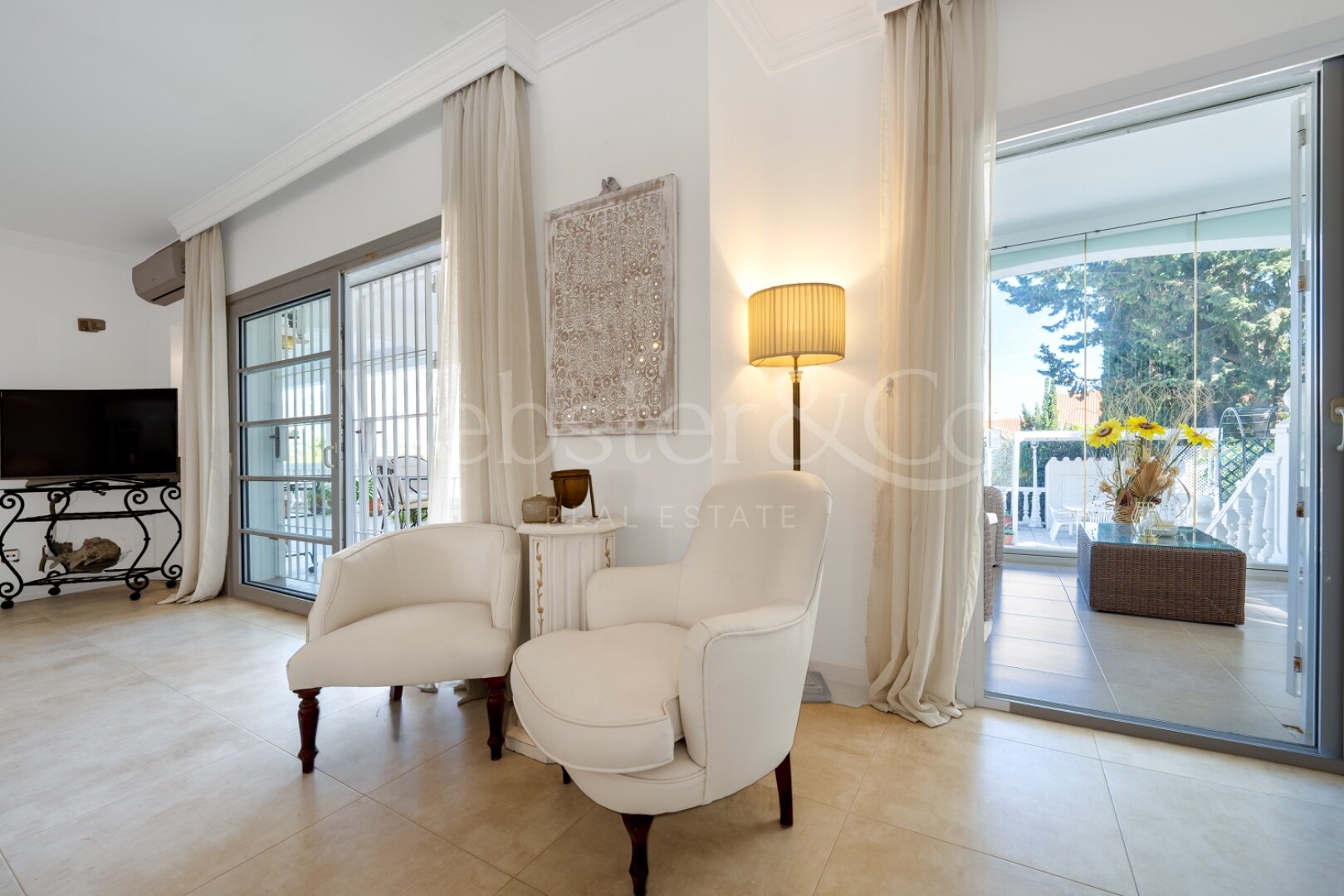 This understatedly elegant 4 bedroom villa tucked away in Nueva Andalucia is utterly captivating