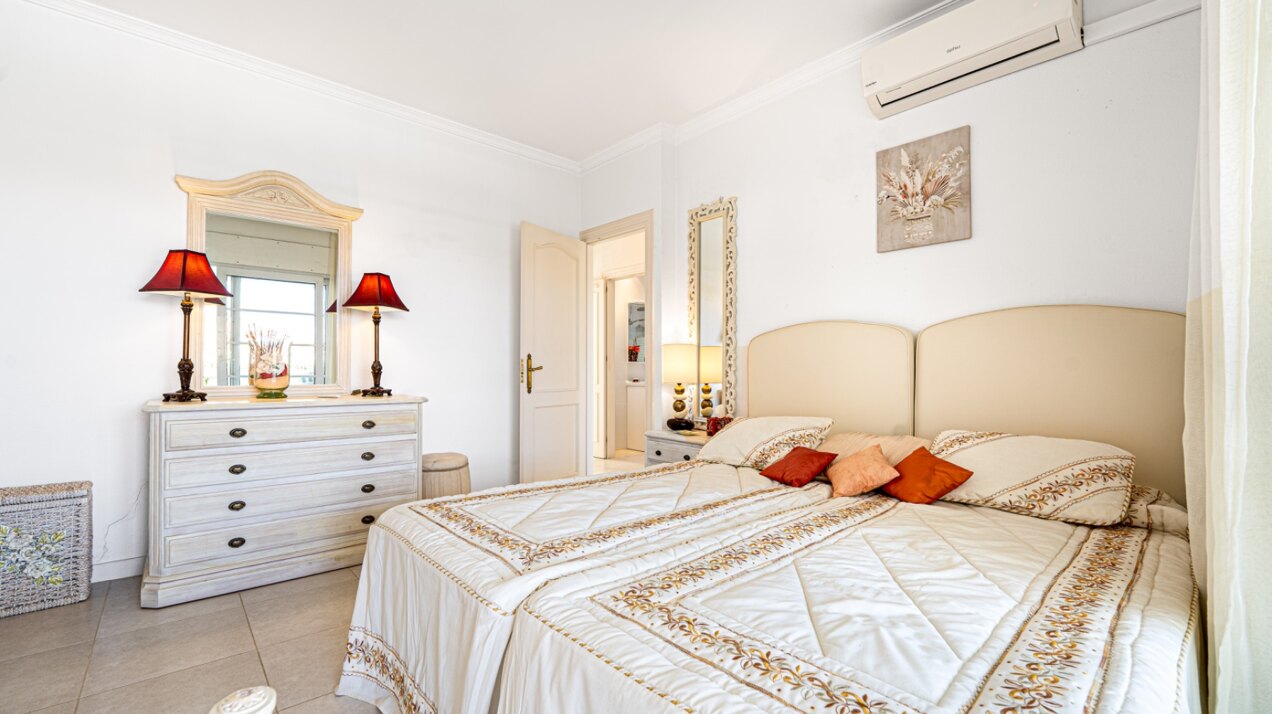 Esta elegante villa de 4 dormitorios escondida en Nueva Andalucía es absolutamente cautivadora.