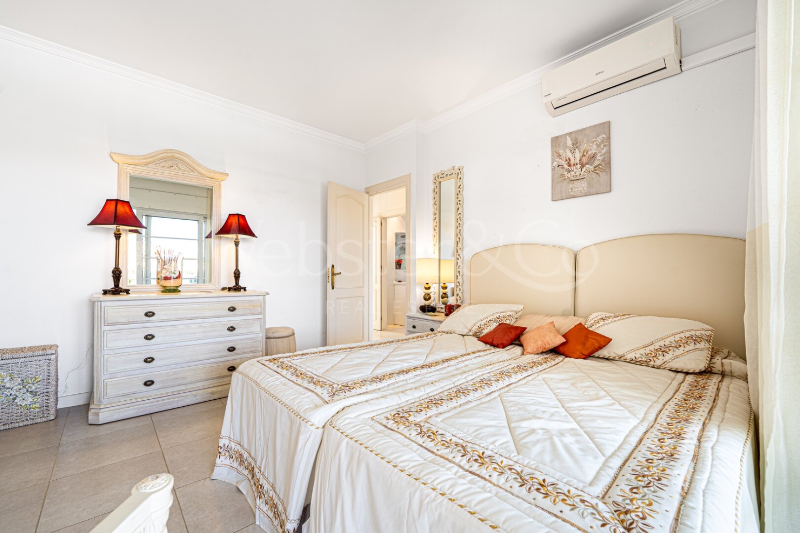 This understatedly elegant 4 bedroom villa tucked away in Nueva Andalucia is utterly captivating