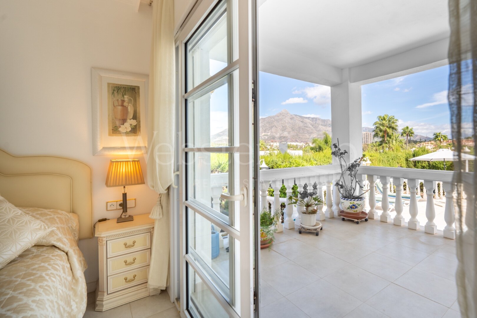 This understatedly elegant 4 bedroom villa tucked away in Nueva Andalucia is utterly captivating
