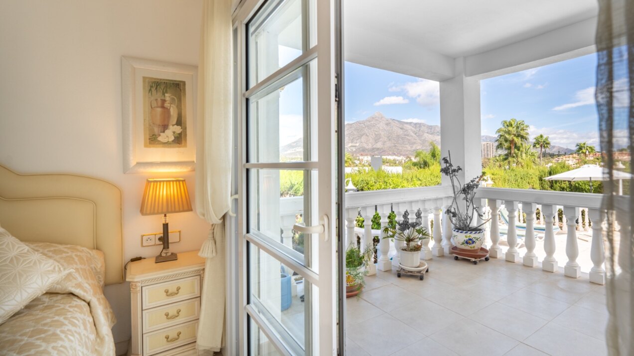 Esta elegante villa de 4 dormitorios escondida en Nueva Andalucía es absolutamente cautivadora.