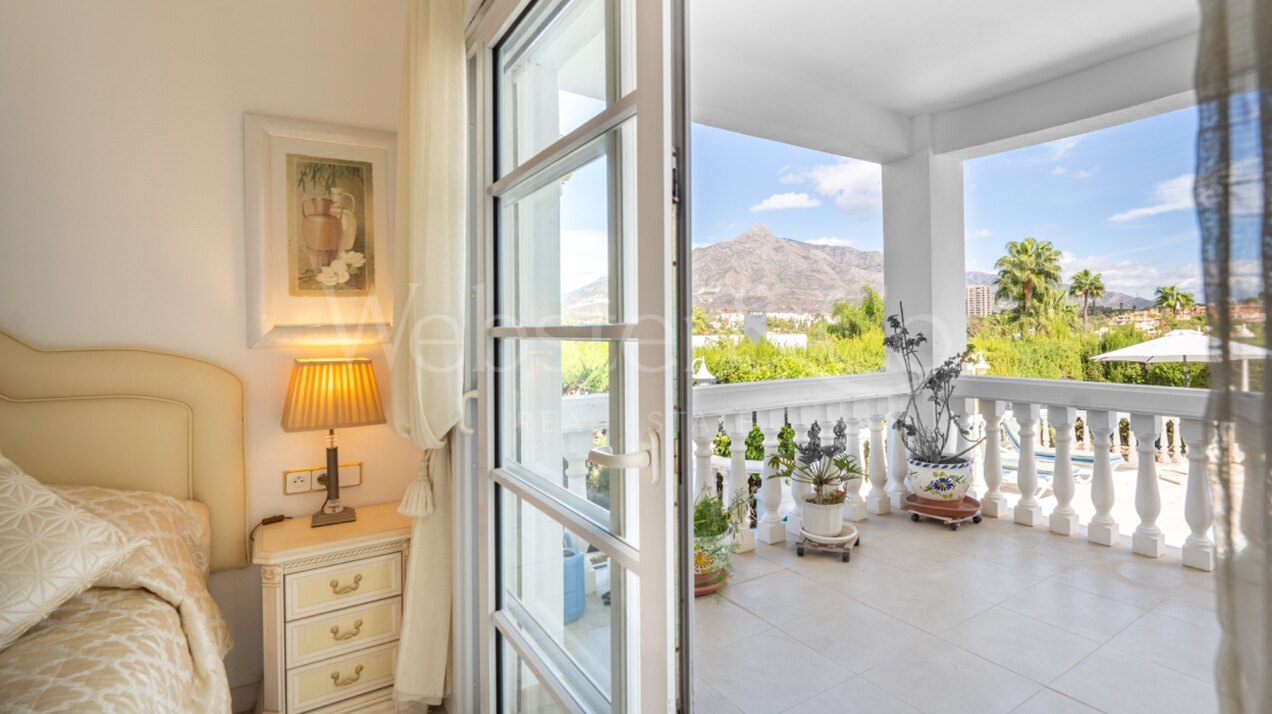 Esta elegante villa de 4 dormitorios escondida en Nueva Andalucía es absolutamente cautivadora.