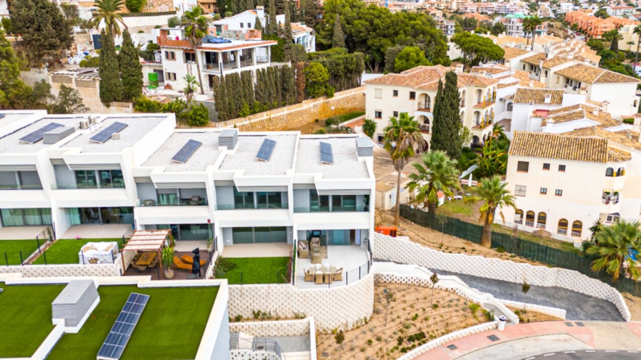 Walking distance to the beach and golf, this elegant townhouse will captivate and enthrall