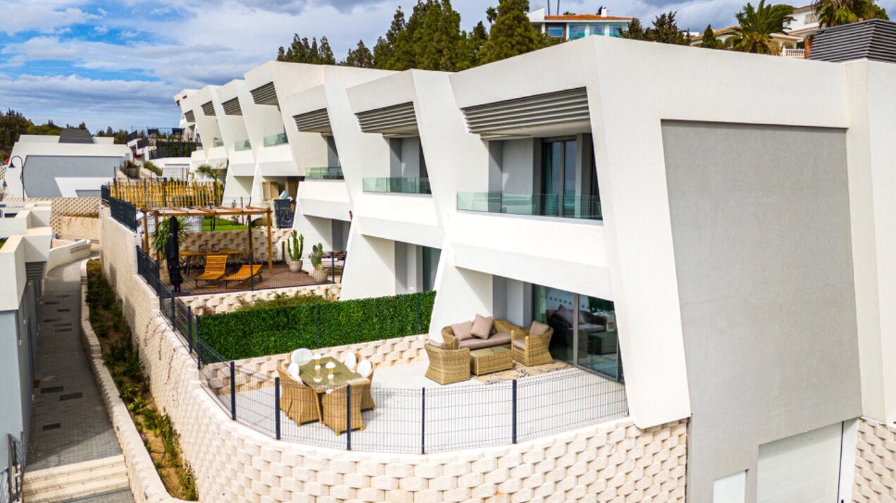 Walking distance to the beach and golf, this elegant townhouse will captivate and enthrall