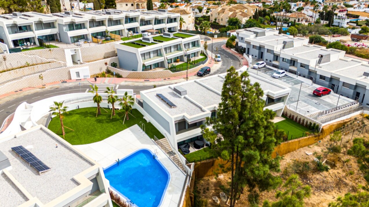 Walking distance to the beach and golf, this elegant townhouse will captivate and enthrall
