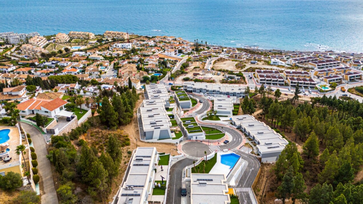 Walking distance to the beach and golf, this elegant townhouse will captivate and enthrall