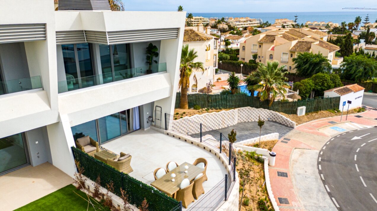 Walking distance to the beach and golf, this elegant townhouse will captivate and enthrall