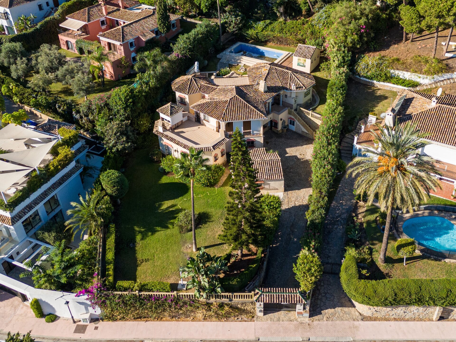 Project with license in prime location of Nueva Andalucia with views to La Concha