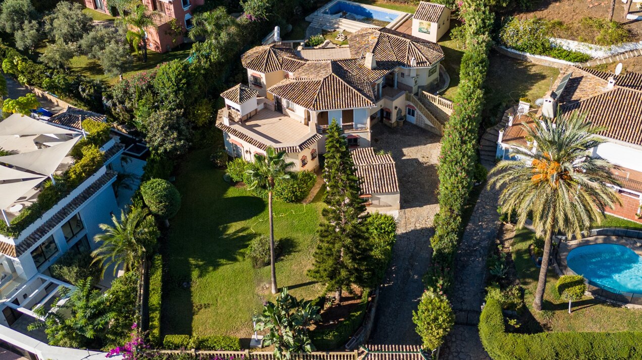 Project with license in prime location of Nueva Andalucia with views to La Concha