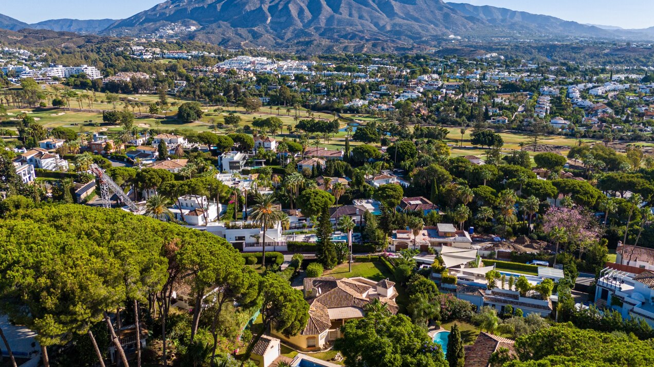 Project with license in prime location of Nueva Andalucia with views to La Concha