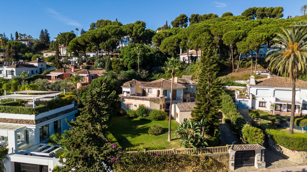 Project with license in prime location of Nueva Andalucia with views to La Concha