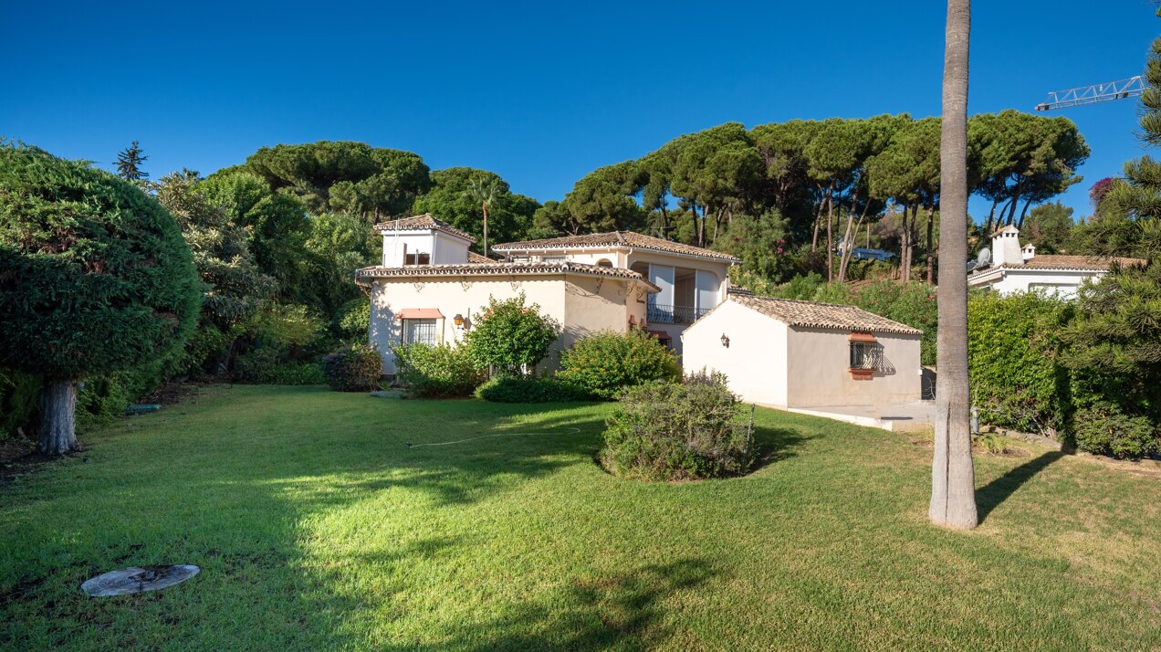 Project with license in prime location of Nueva Andalucia with views to La Concha