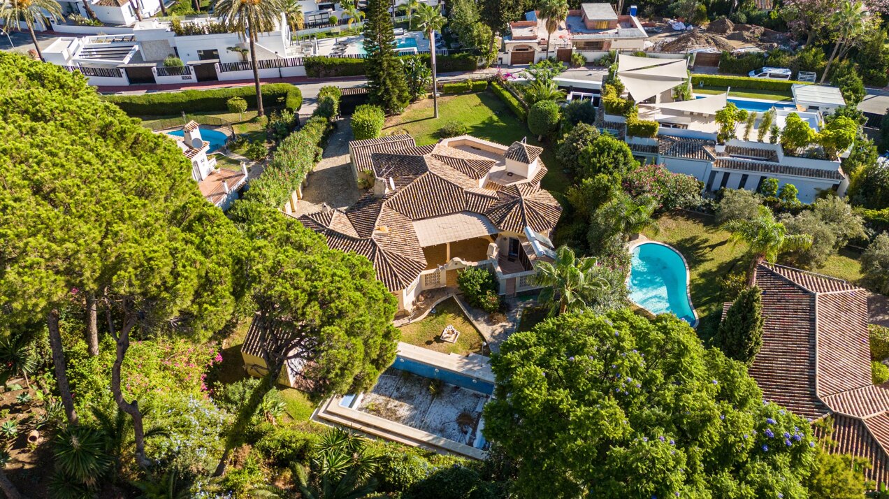 Project with license in prime location of Nueva Andalucia with views to La Concha