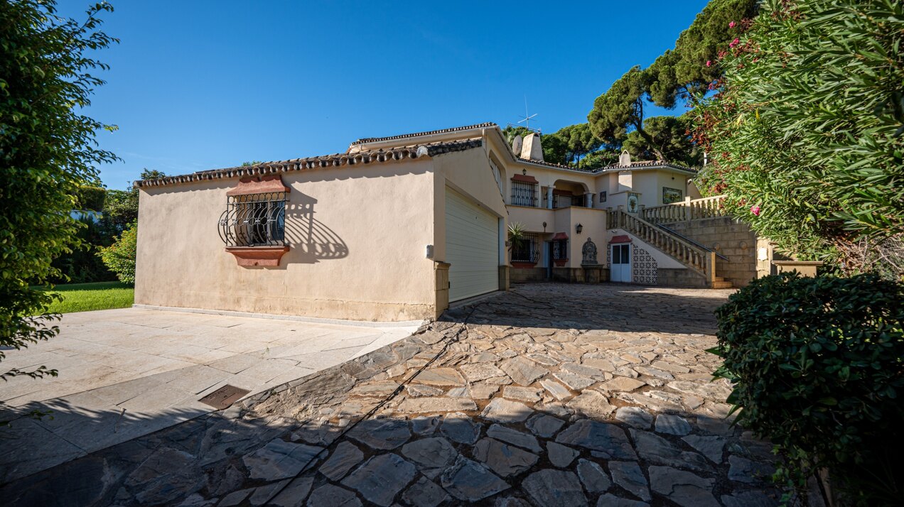 Project with license in prime location of Nueva Andalucia with views to La Concha