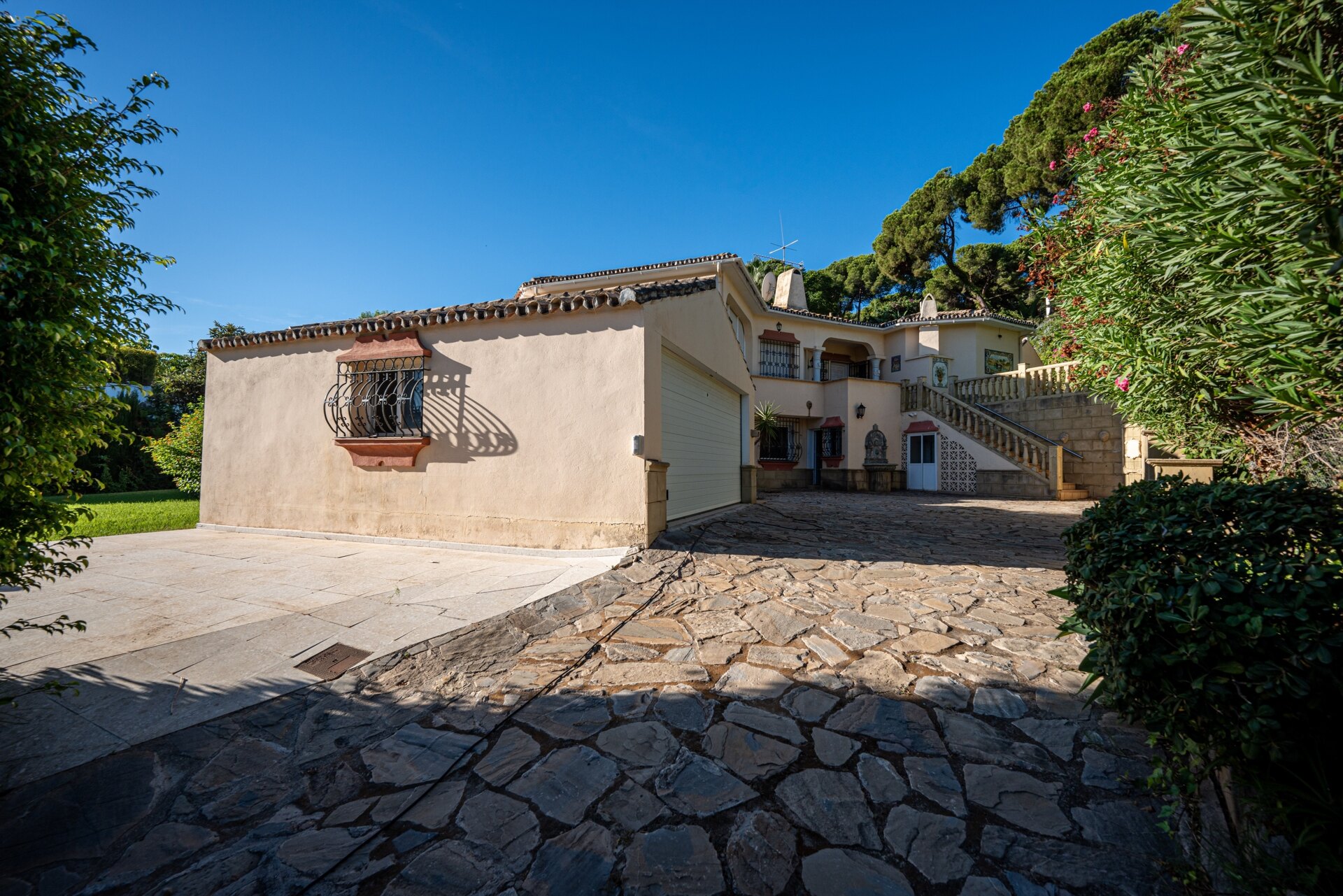 Project with license in prime location of Nueva Andalucia with views to La Concha