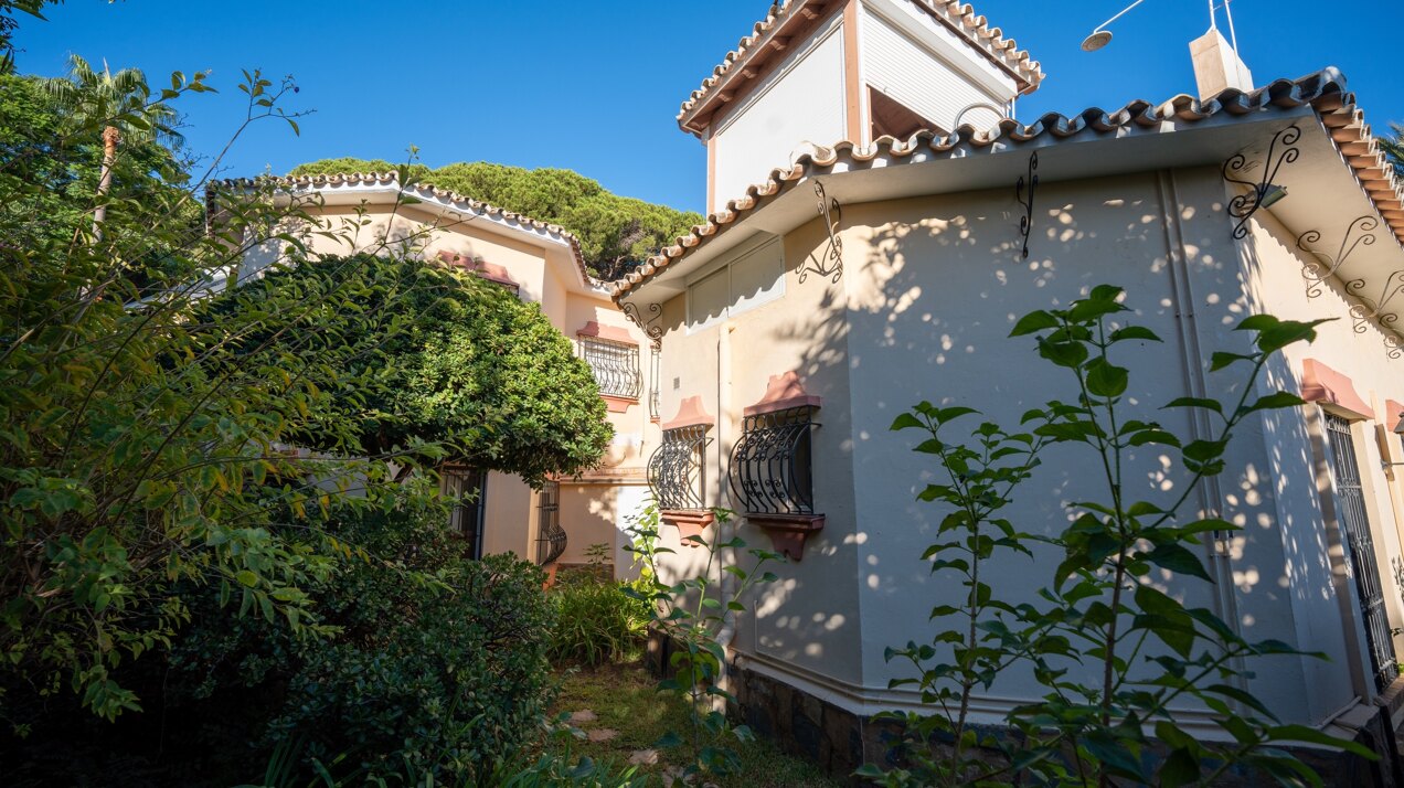 Project with license in prime location of Nueva Andalucia with views to La Concha