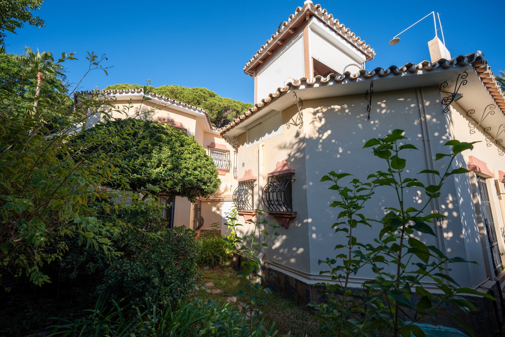 Project with license in prime location of Nueva Andalucia with views to La Concha
