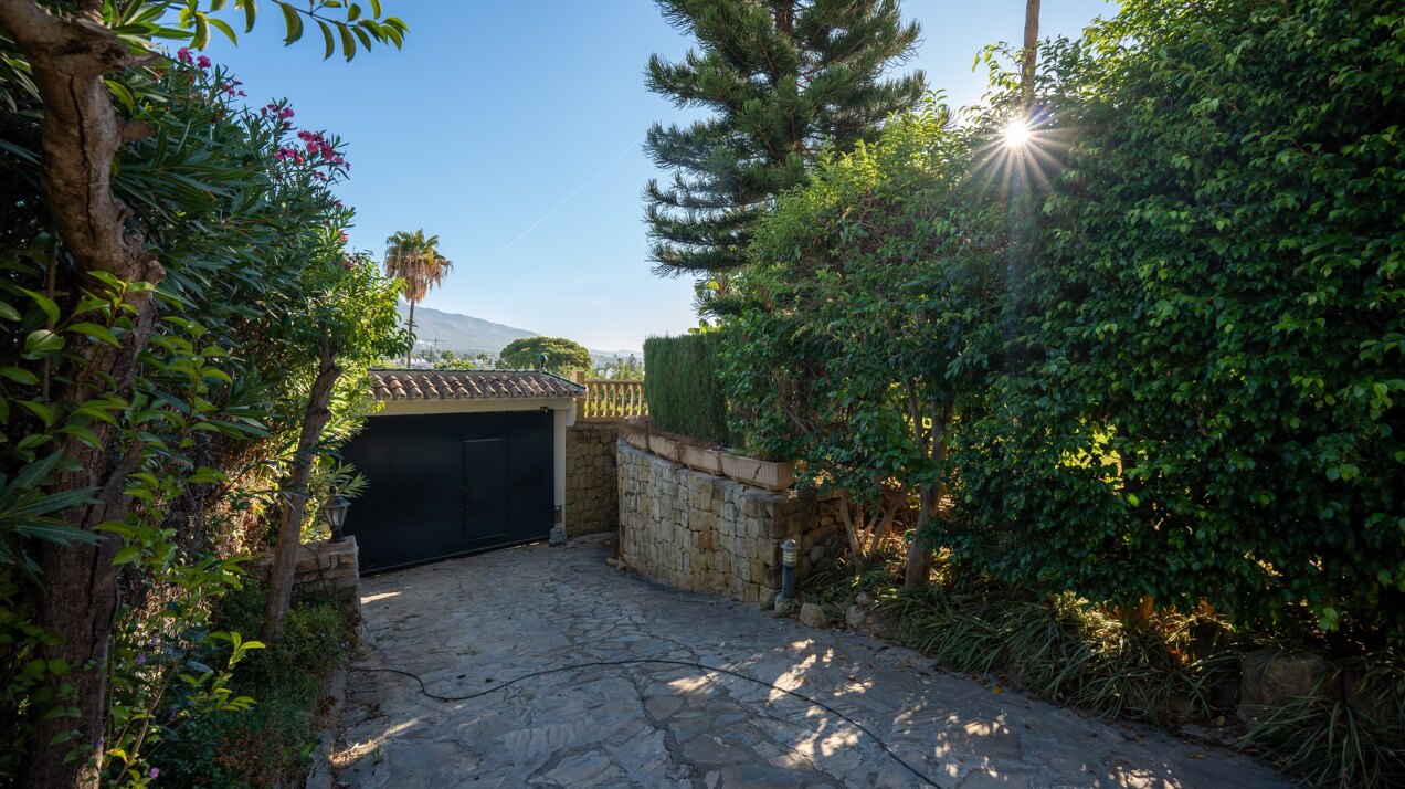 Project with license in prime location of Nueva Andalucia with views to La Concha
